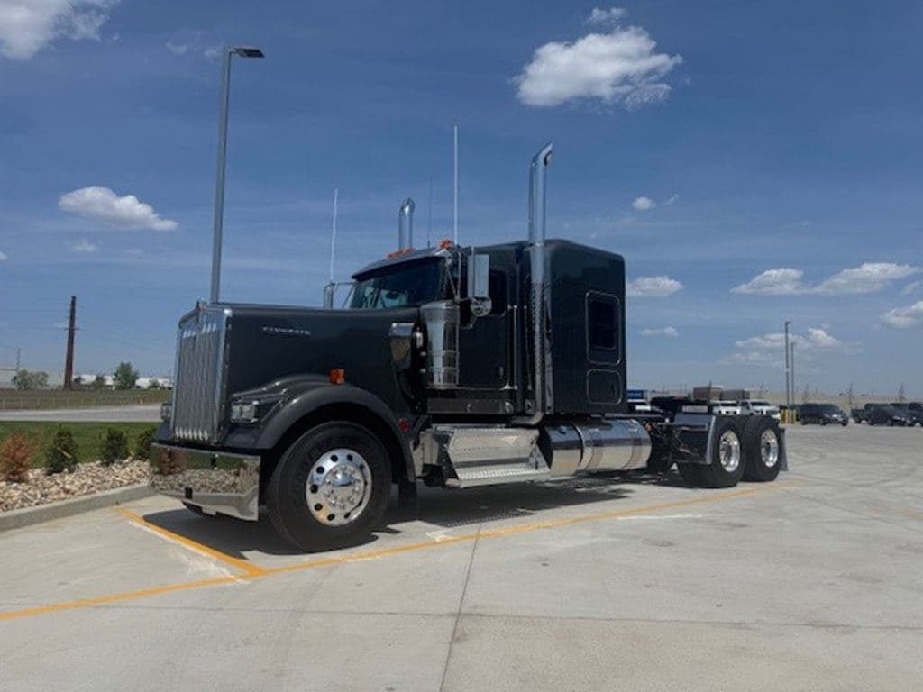 New 2027 KENWORTH W900L image 2