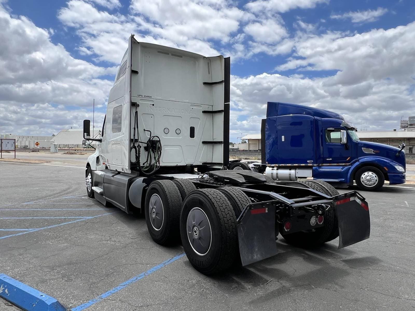 2022 International LT Sleeper Semi Truck - Raised Roof Sleeper, Cummins 450HP, Automatic image 12