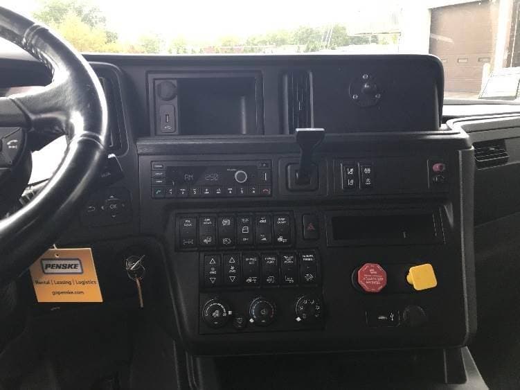 2022 International LT625 image 6