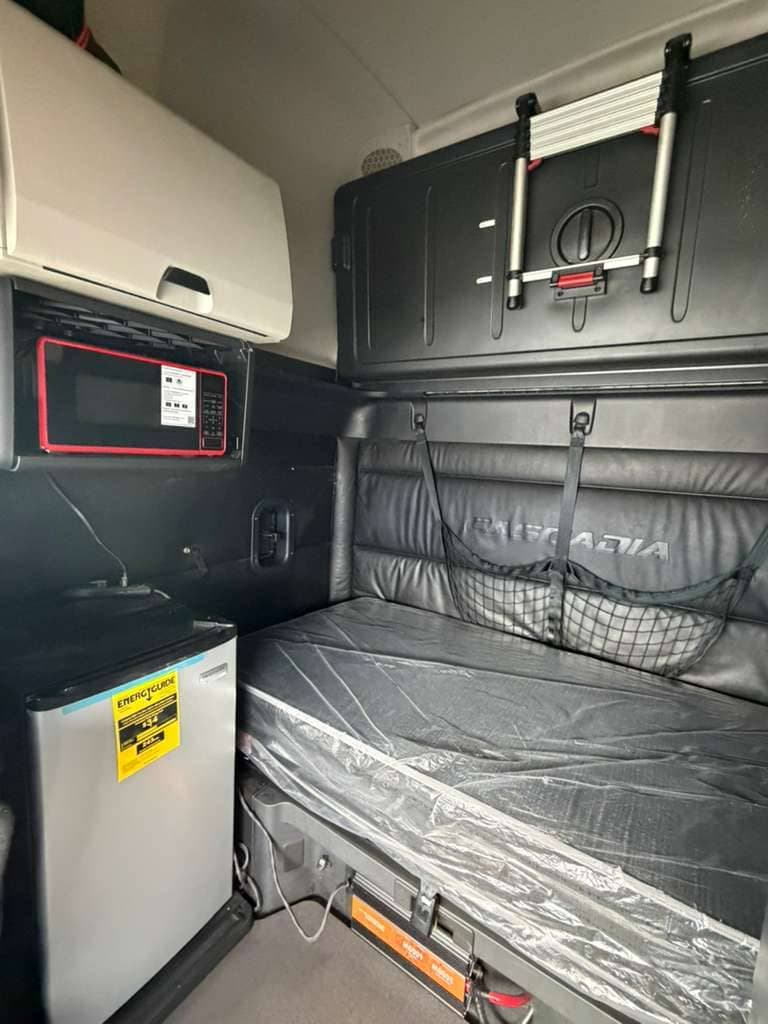 2024 Freightliner Cascadia image 11