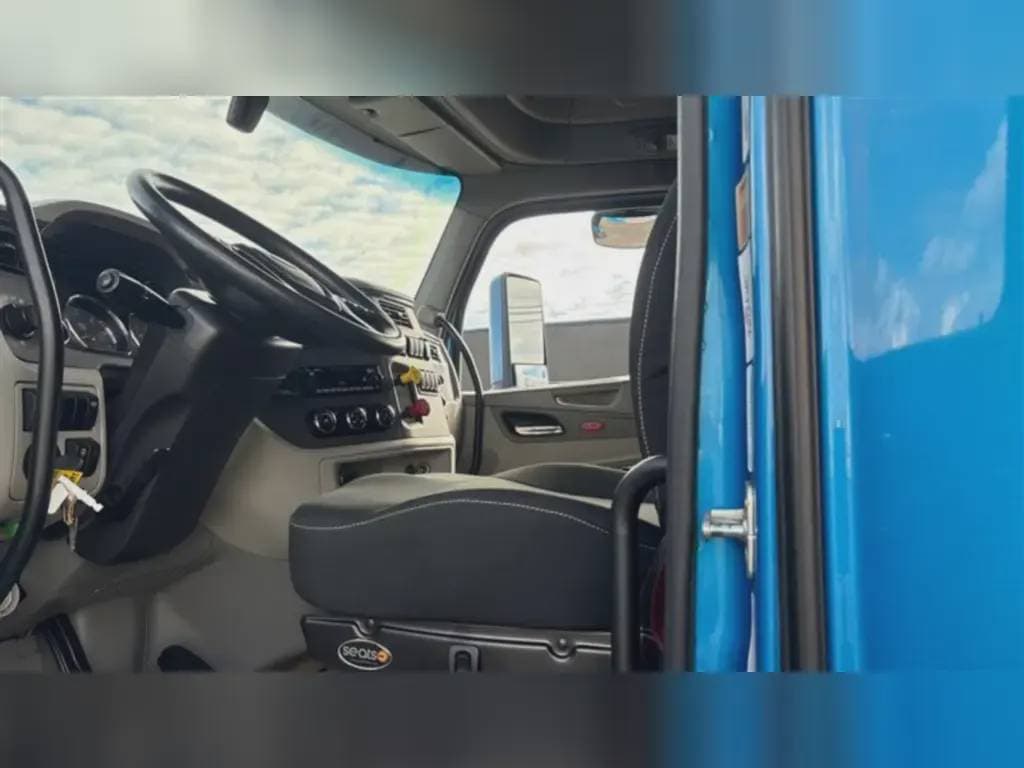 2022 Peterbilt 579 image 2