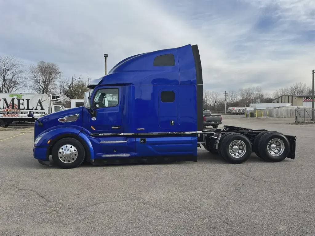2022 Peterbilt 579 image 2