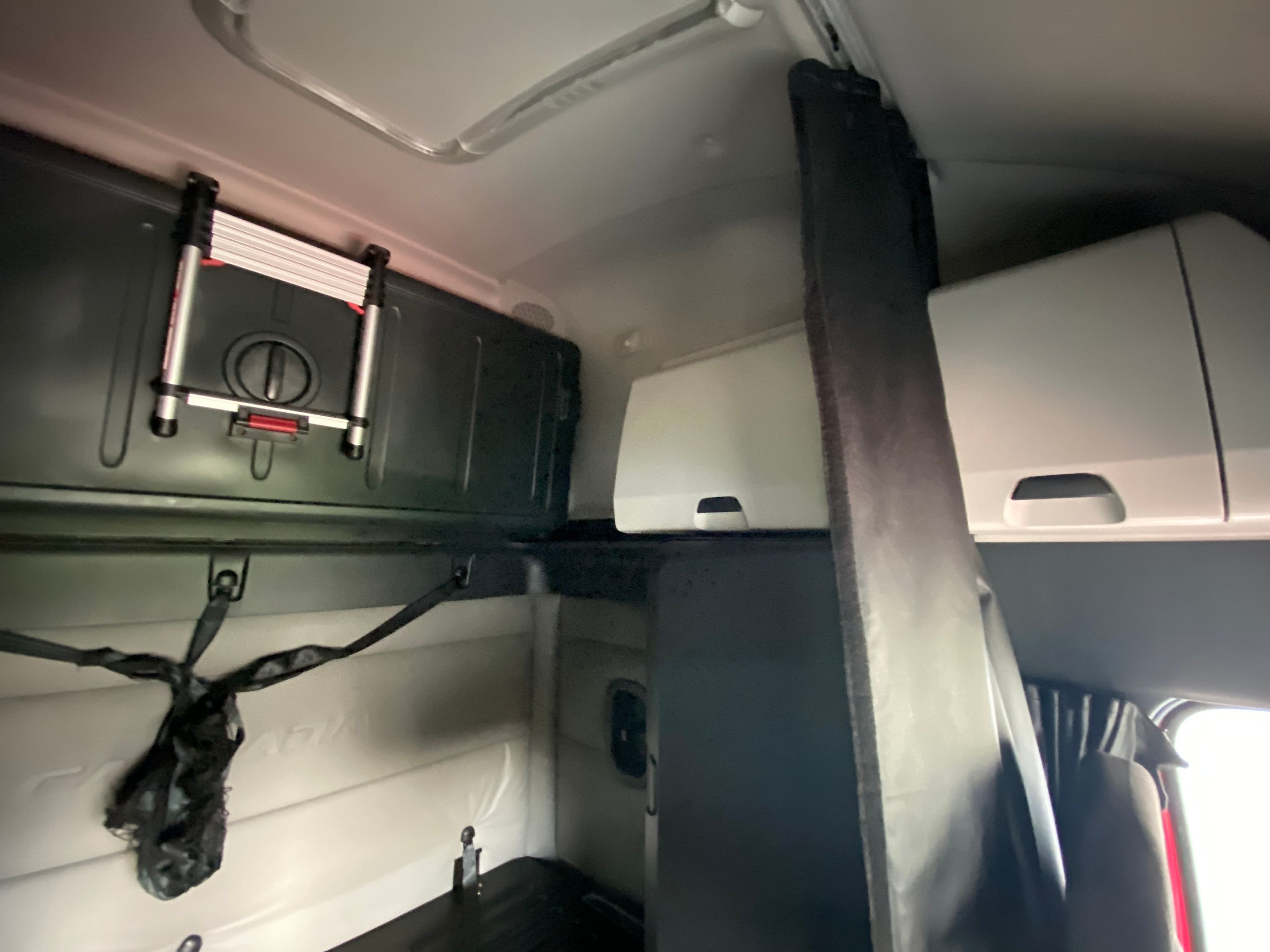 2021 Freightliner Cascadia image 11