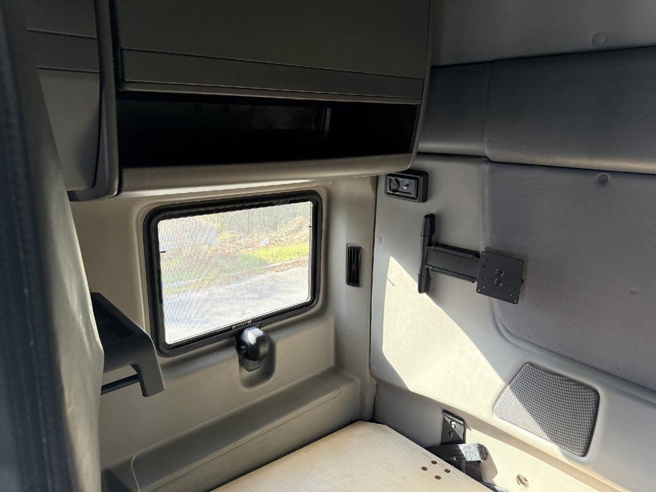 2018 International LT625 image 18