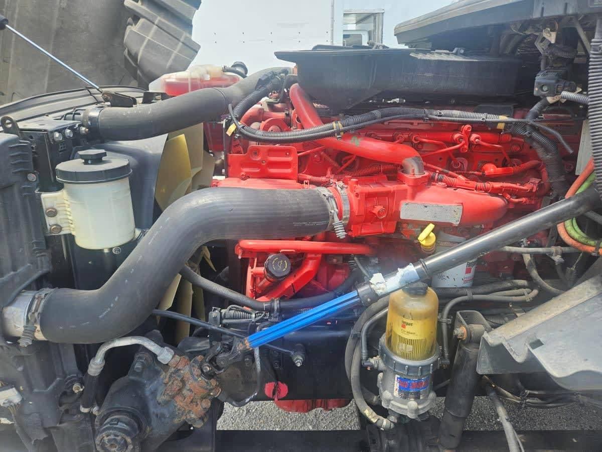 2018 International LT625 image 2