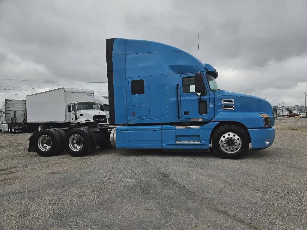 Used 2020 MACK Conventional - Sleeper Truck image 7