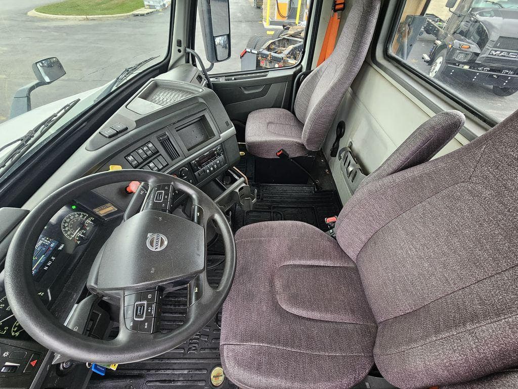 2019 Volvo VNR image 11