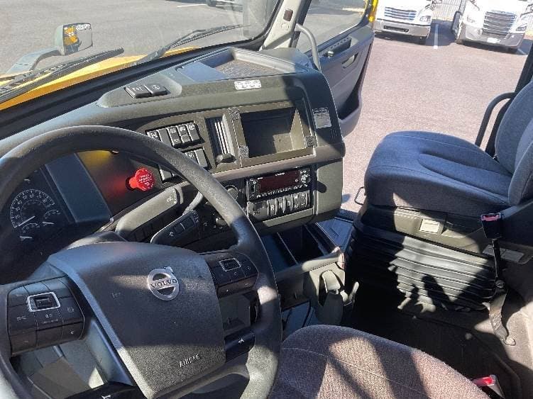 2022 Volvo VNL image 8