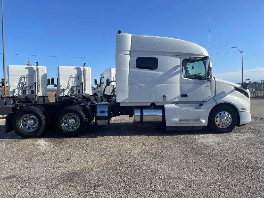 2020 Volvo VNL image 7