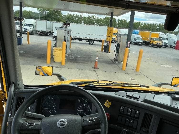 2022 Volvo VNL image 8