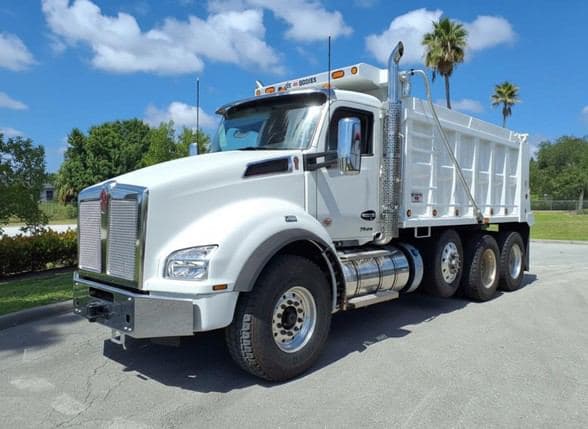 2025 Kenworth T880 image 2