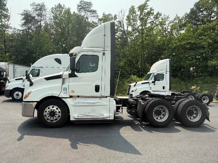 2019 Freightliner Cascadia 126 Day Cab Truck - 435HP, 12 Speed Automatic image 4