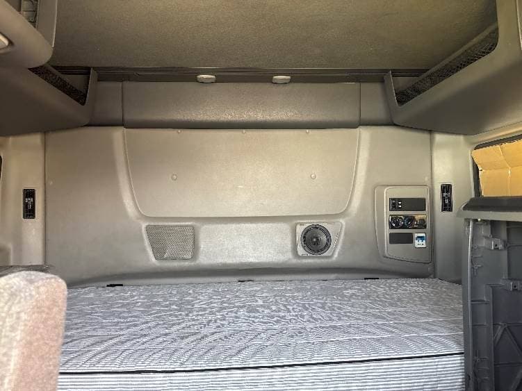 2022 International LT625 image 9