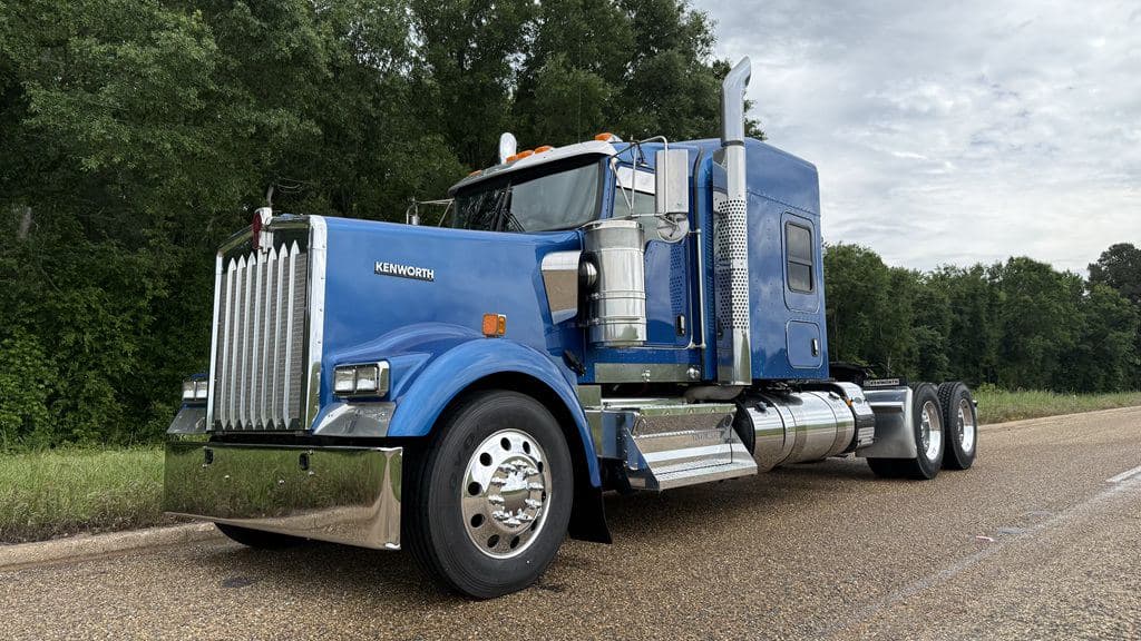 Used 2023 KENWORTH W900L image 2
