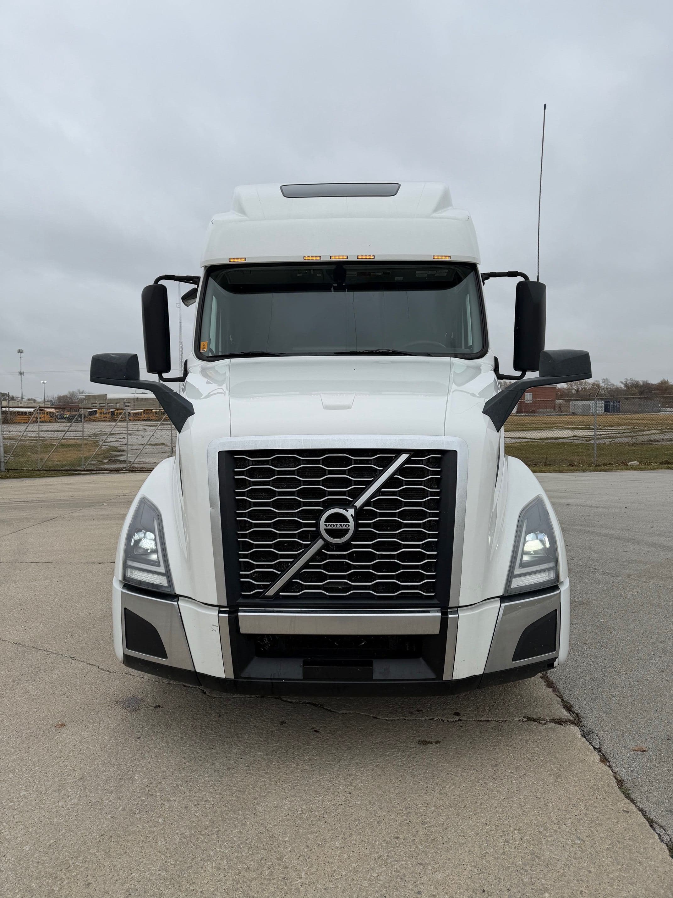 2023 Volvo VNL image 2