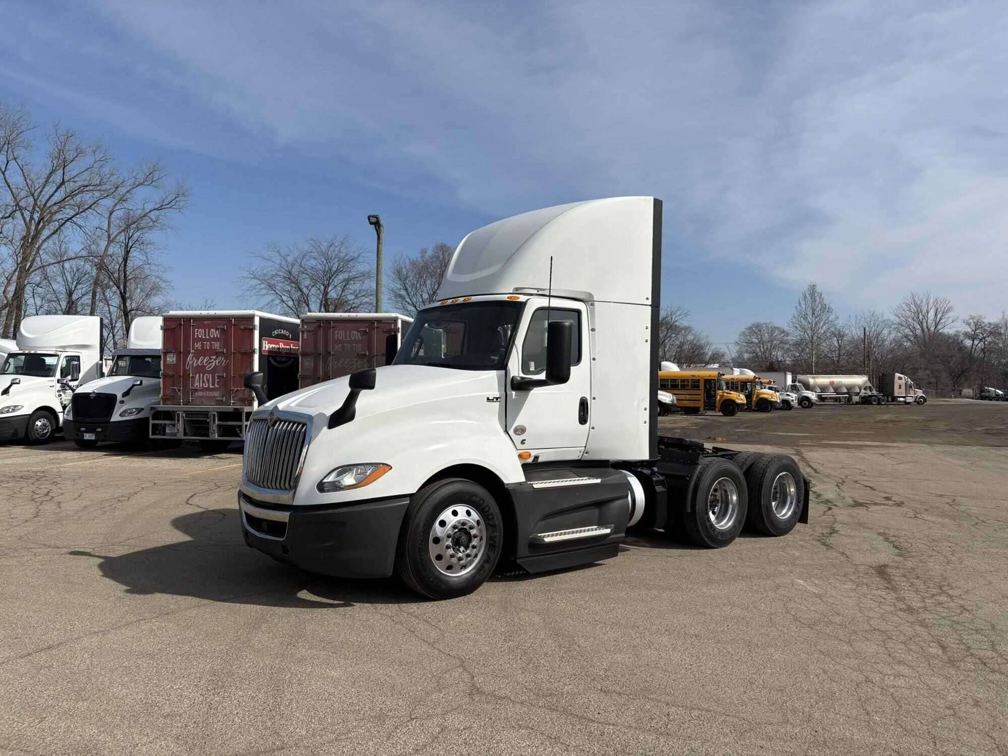 2021 International LT625 image 1