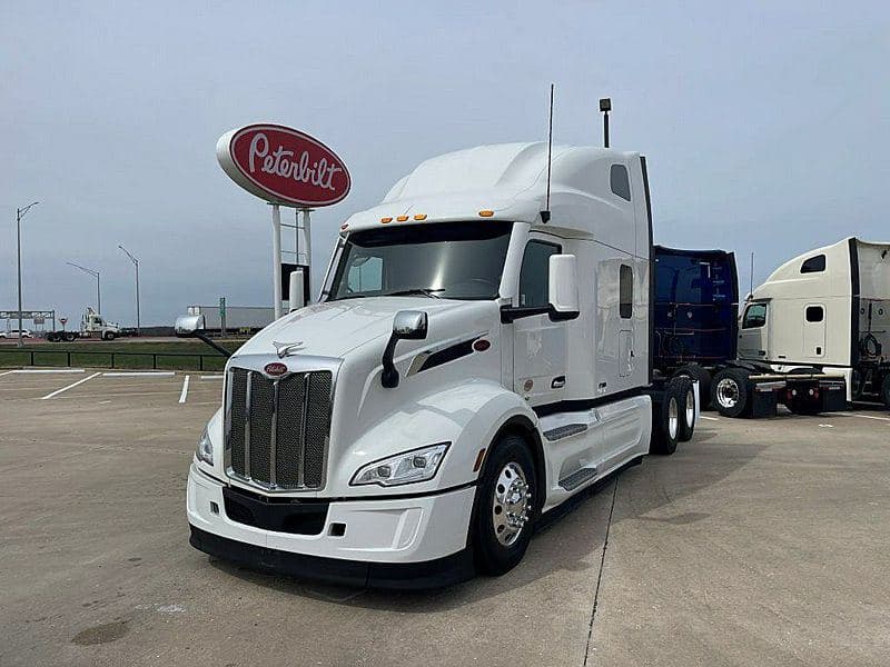 2025 Peterbilt 579 image 1