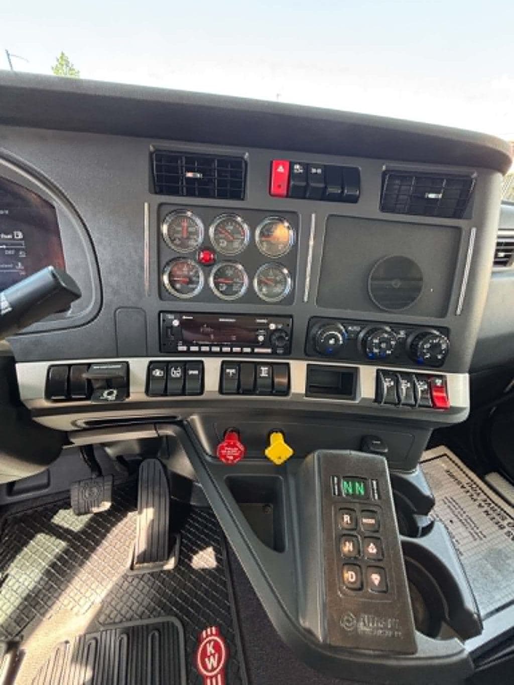Used 2024 KENWORTH T880 image 18