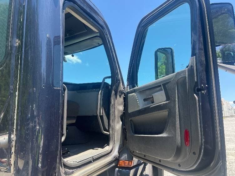 2019 Freightliner Cascadia 126 Day Cab Truck - 455HP, 12 Speed Automatic image 11