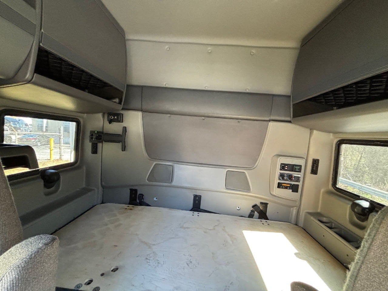 2018 International LT625 image 25