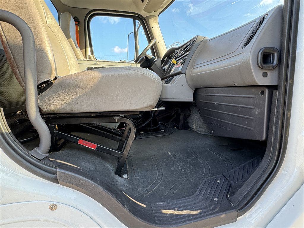2015 Freightliner M2 106 image 56