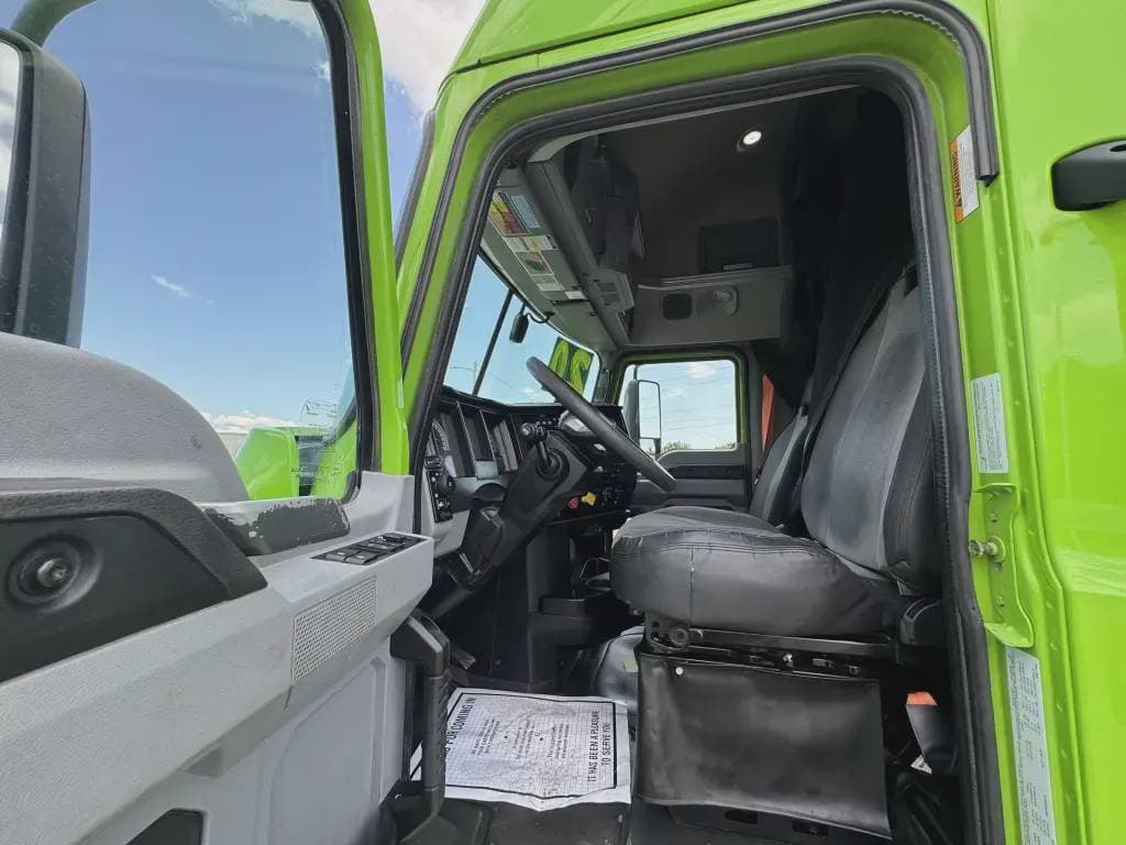 Used 2020 MACK Conventional - Sleeper Truck image 11