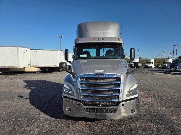 2021 Freightliner Cascadia image 2