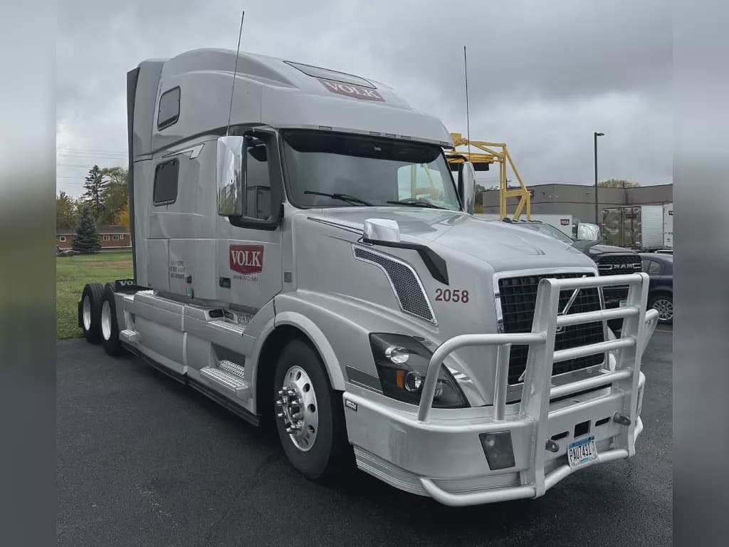 2018 Volvo VNL760 image 1