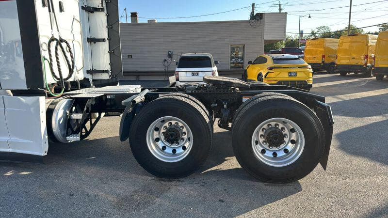 2021 Freightliner Cascadia image 8