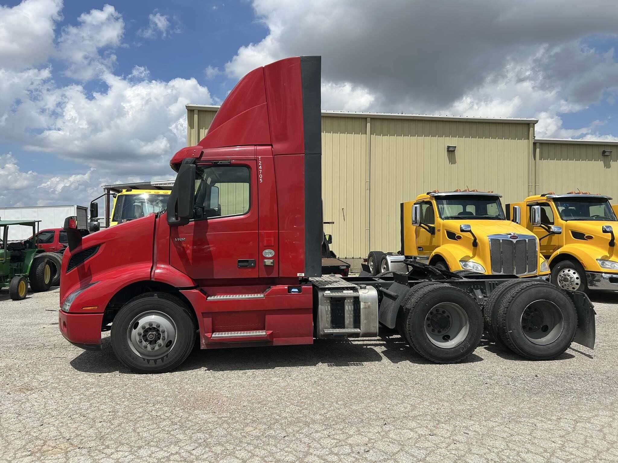 2021 Volvo VNR64T300 image 4