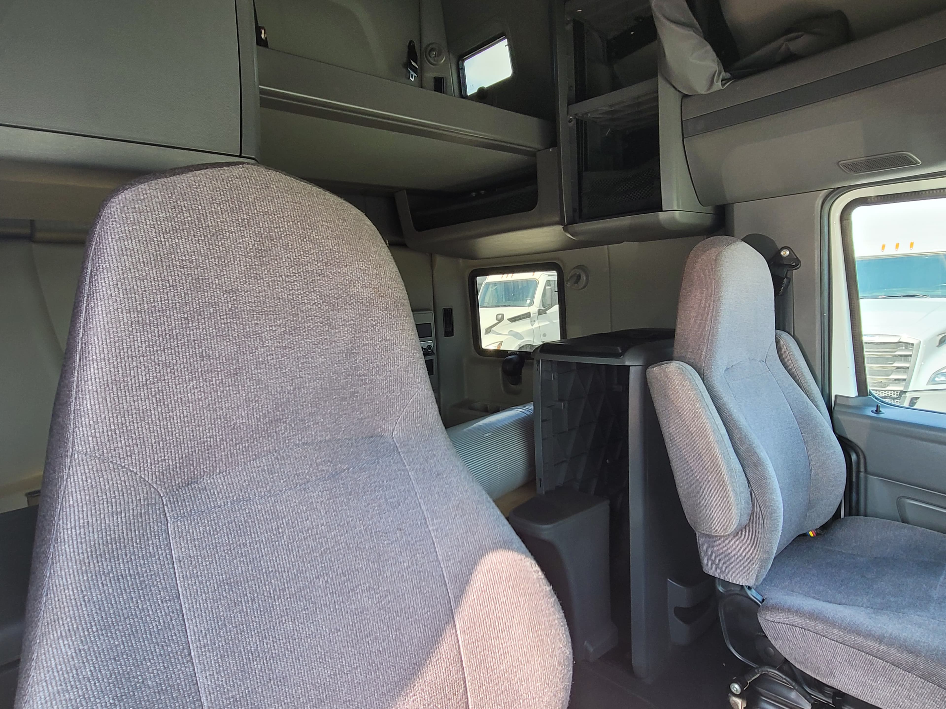 2022 International LT625 image 9