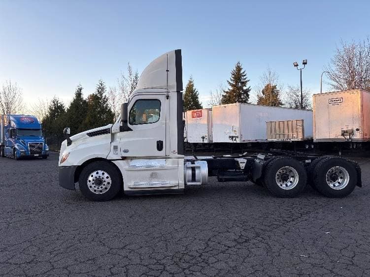 2019 Freightliner Cascadia 126 Day Cab Truck - 455HP, 12 Speed Automatic image 4