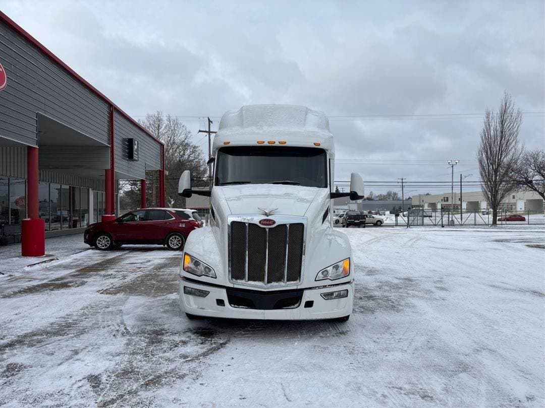 2023 Peterbilt 579 image 2