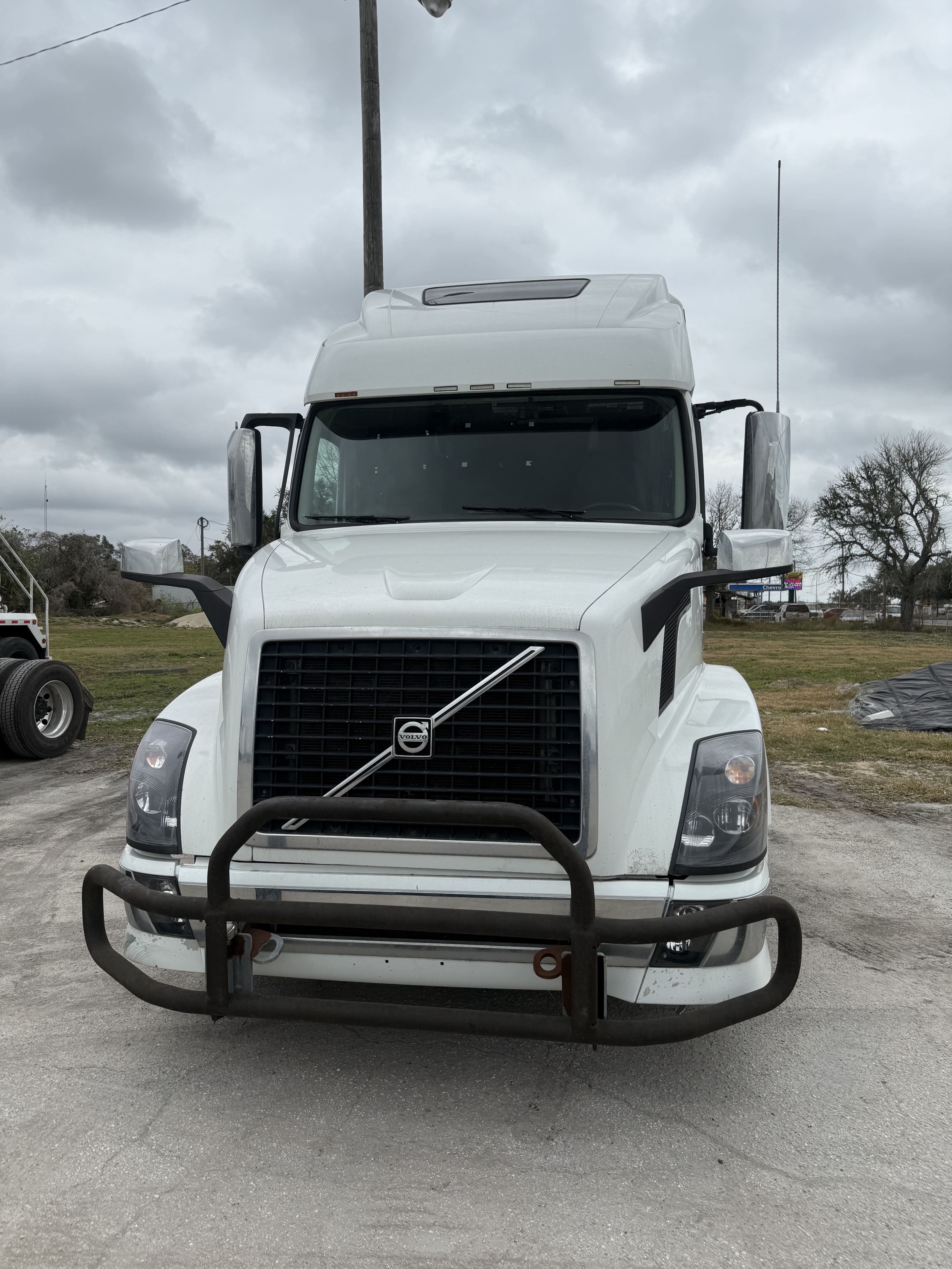 2016 Volvo VNL670 image 1