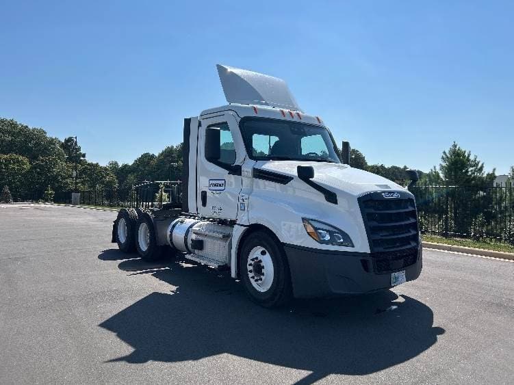 2021 Freightliner Cascadia image 1