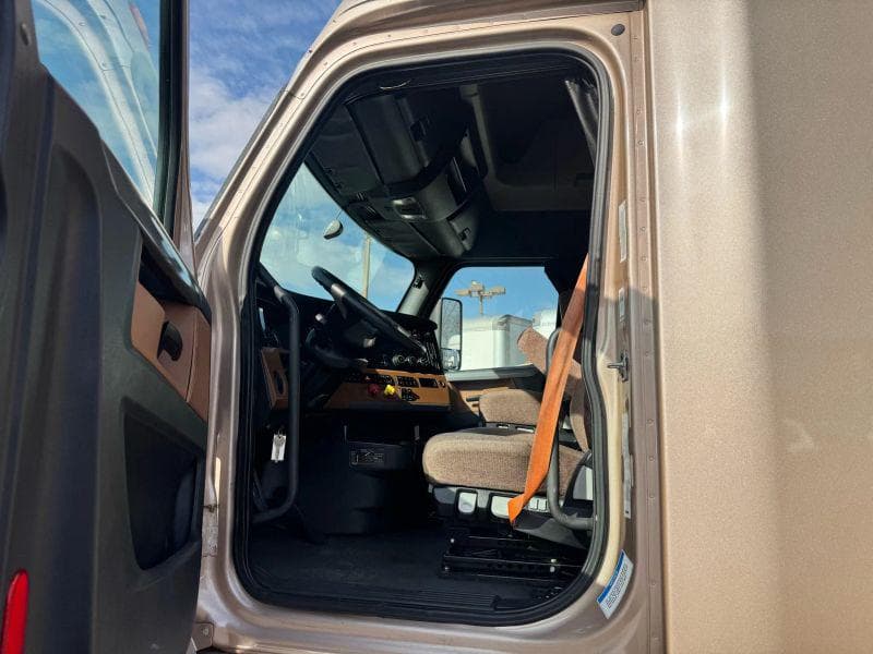 2019 Freightliner Cascadia image 16