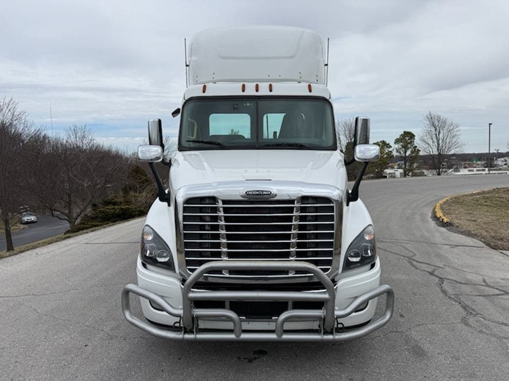 Used 2019 FREIGHTLINER CA12564DC image 15