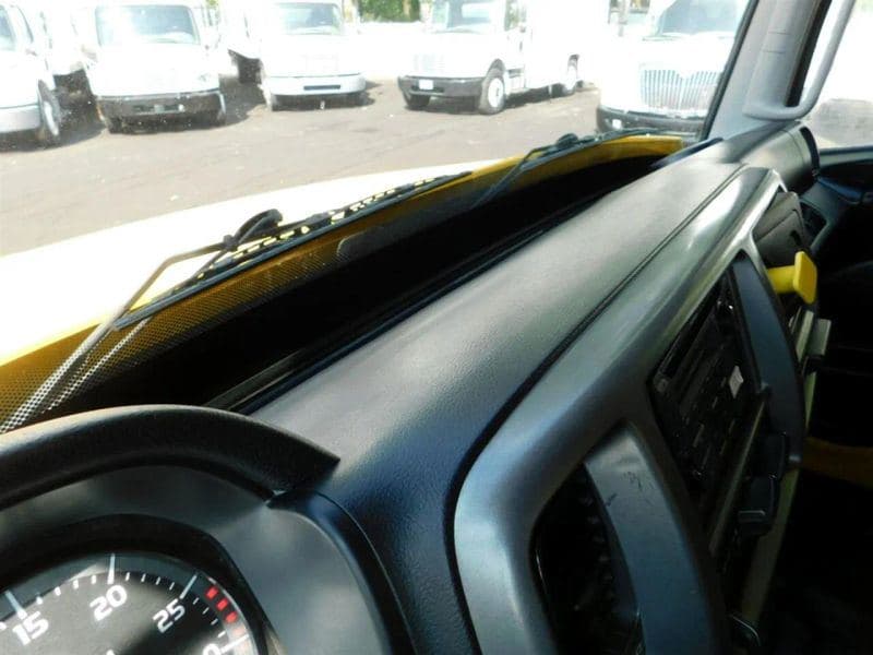 2018 Hino 338 image 25