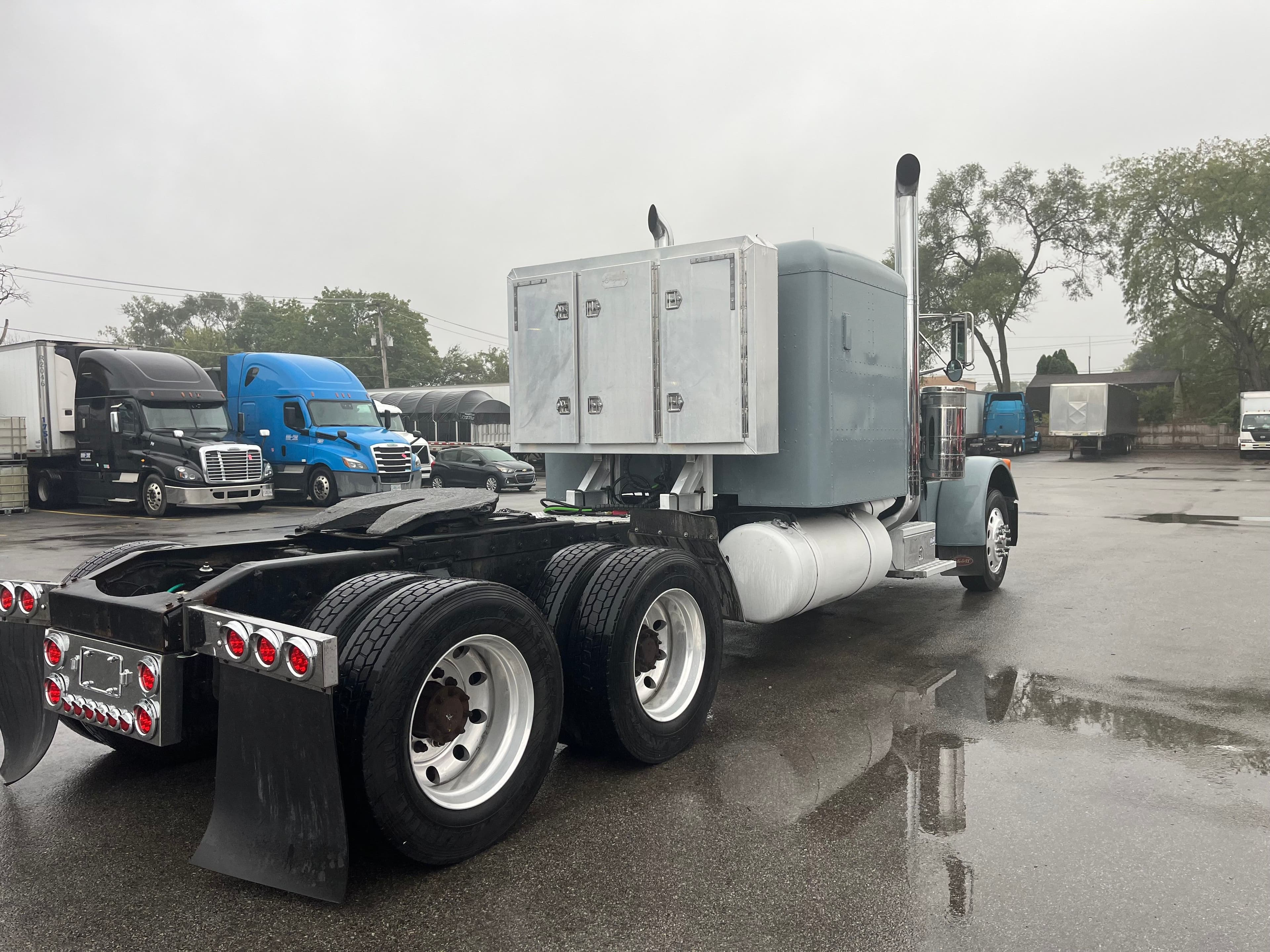 1994 Peterbilt 379 – New Engine image 6