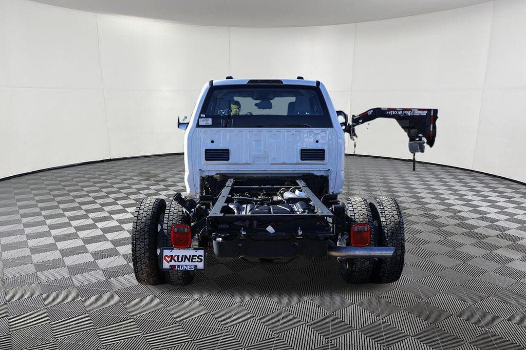 2024 Ford F-550SD XL Cab Chassis image 5