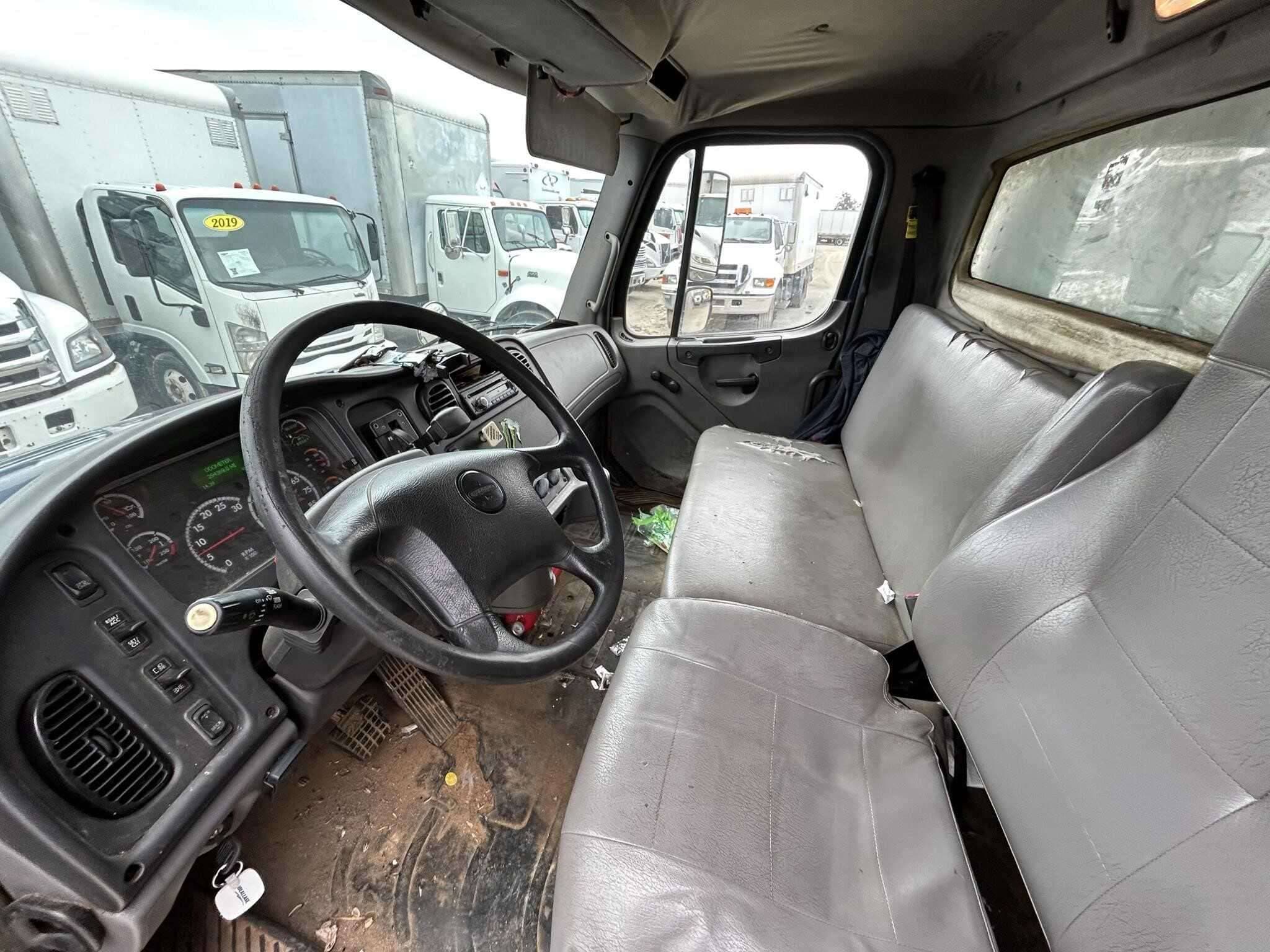 2017 Freightliner M2 image 4