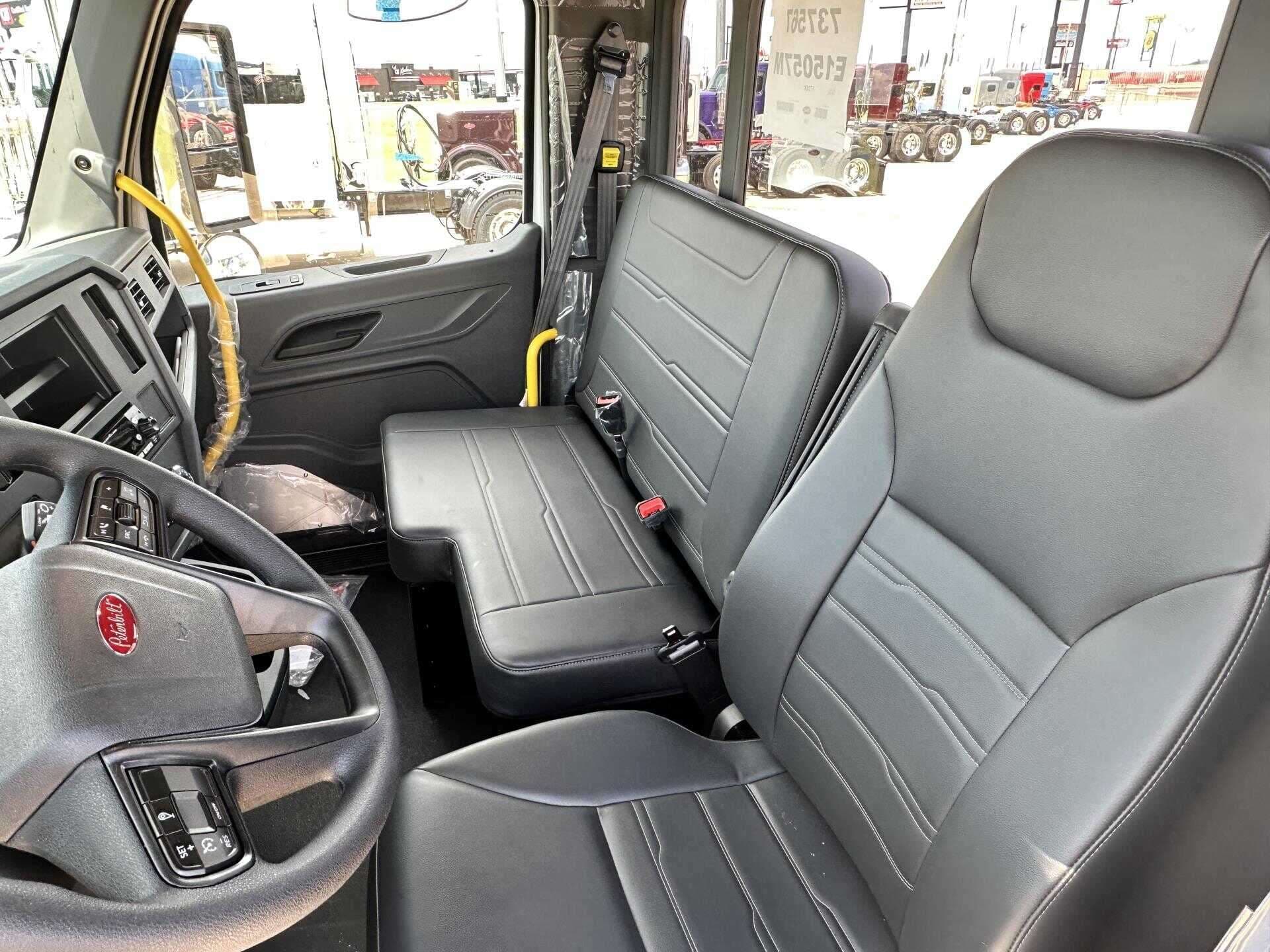 2025 Peterbilt 579 image 3