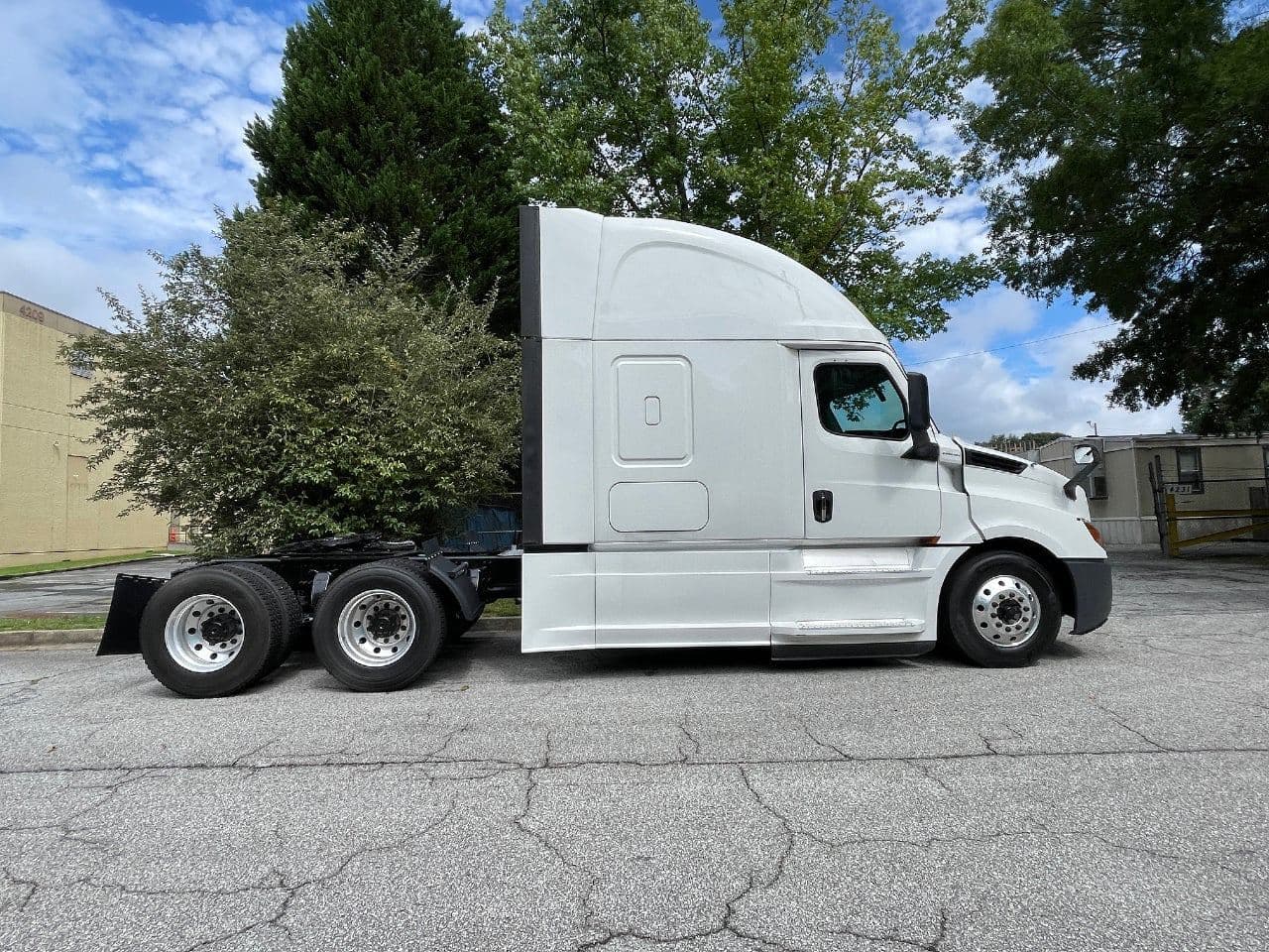 2019 Freightliner Cascadia 126 image 2