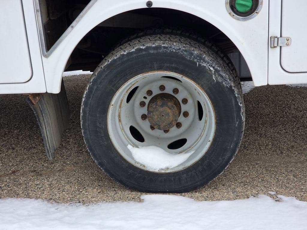 2009 Ford F-550SD XLT DRW image 12