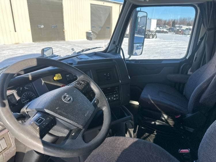 2023 Volvo VNL64760 image 4