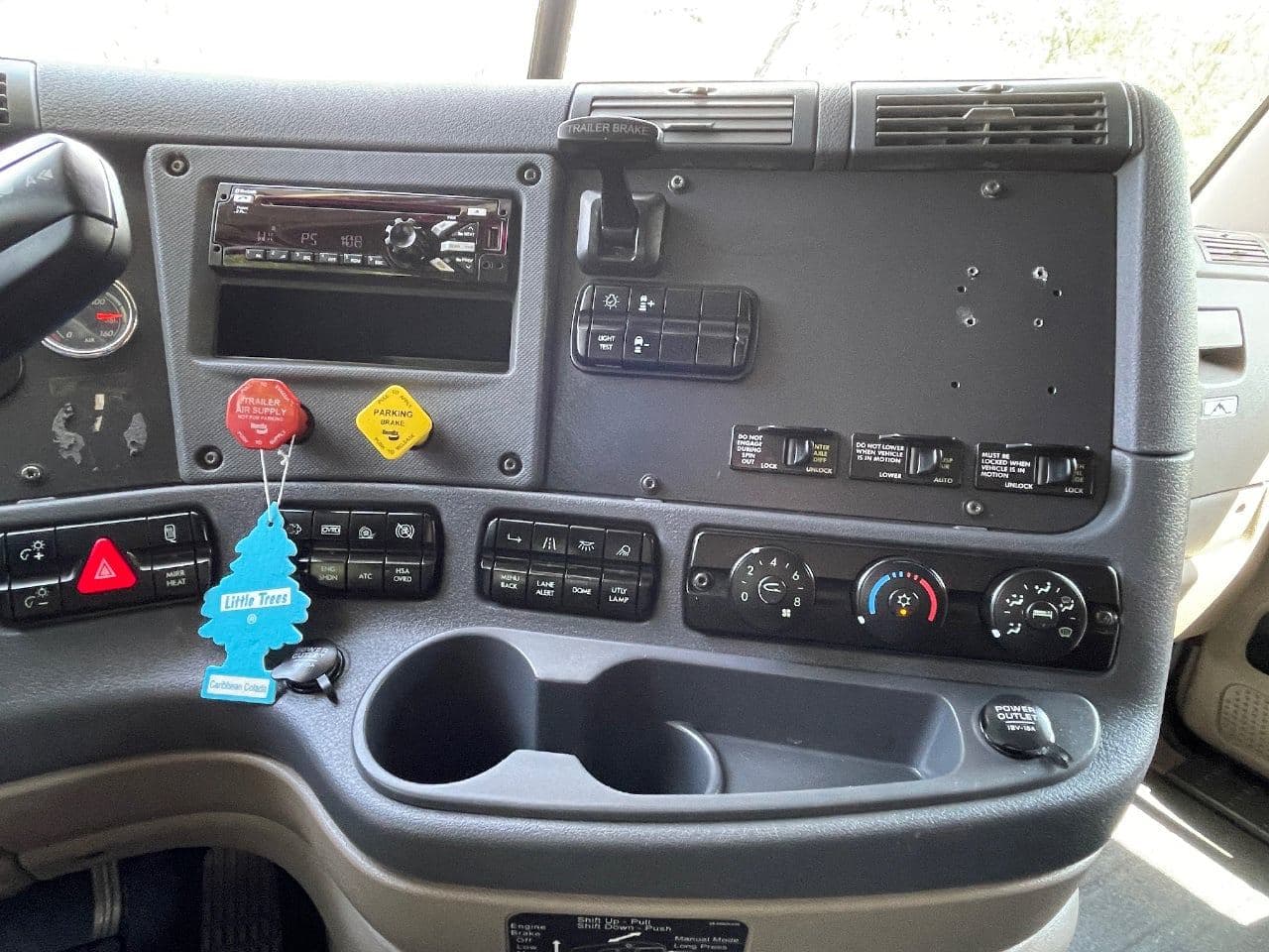 2020 Freightliner Cascadia image 25