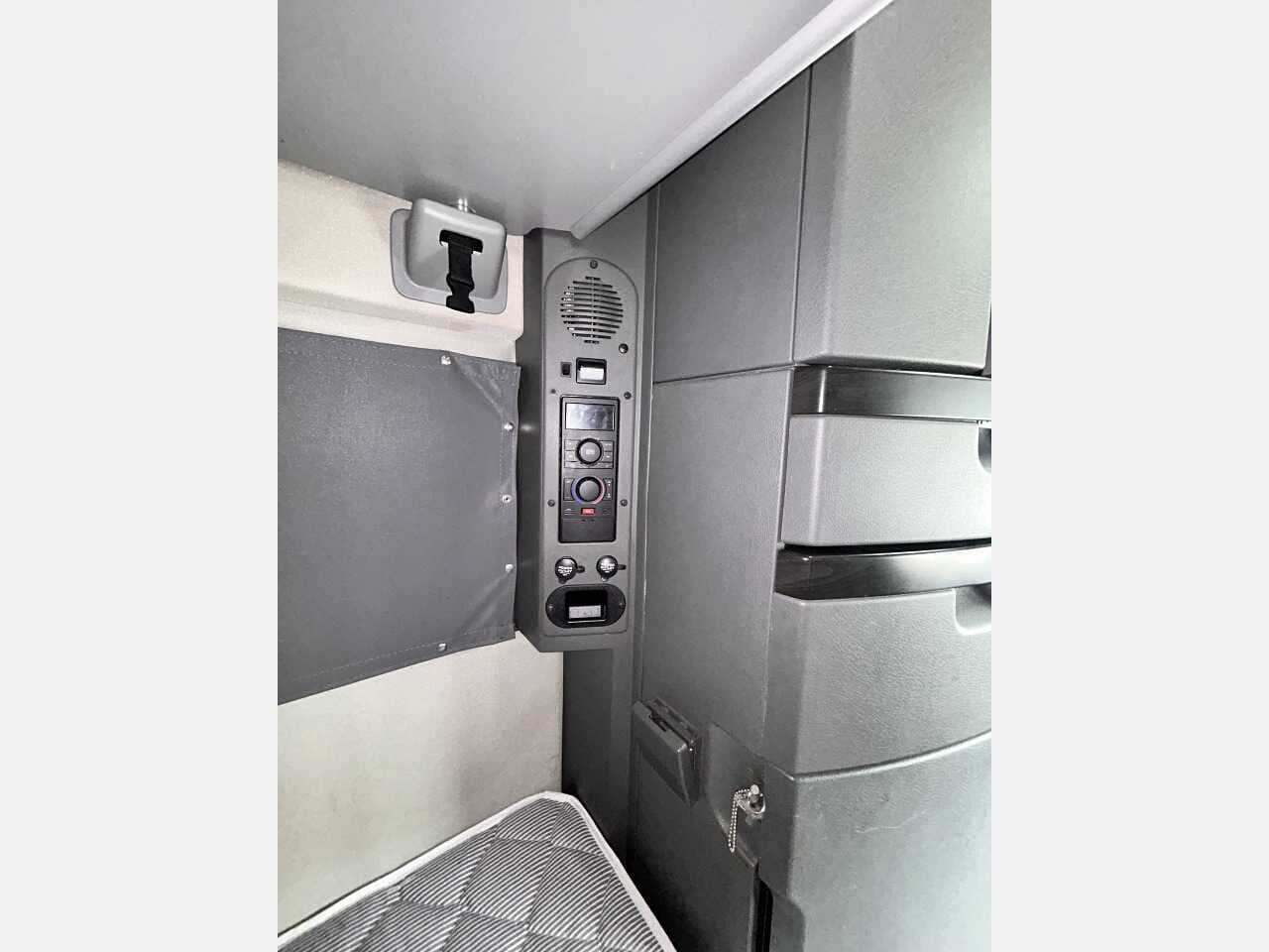 2020 Volvo VNL670 image 14