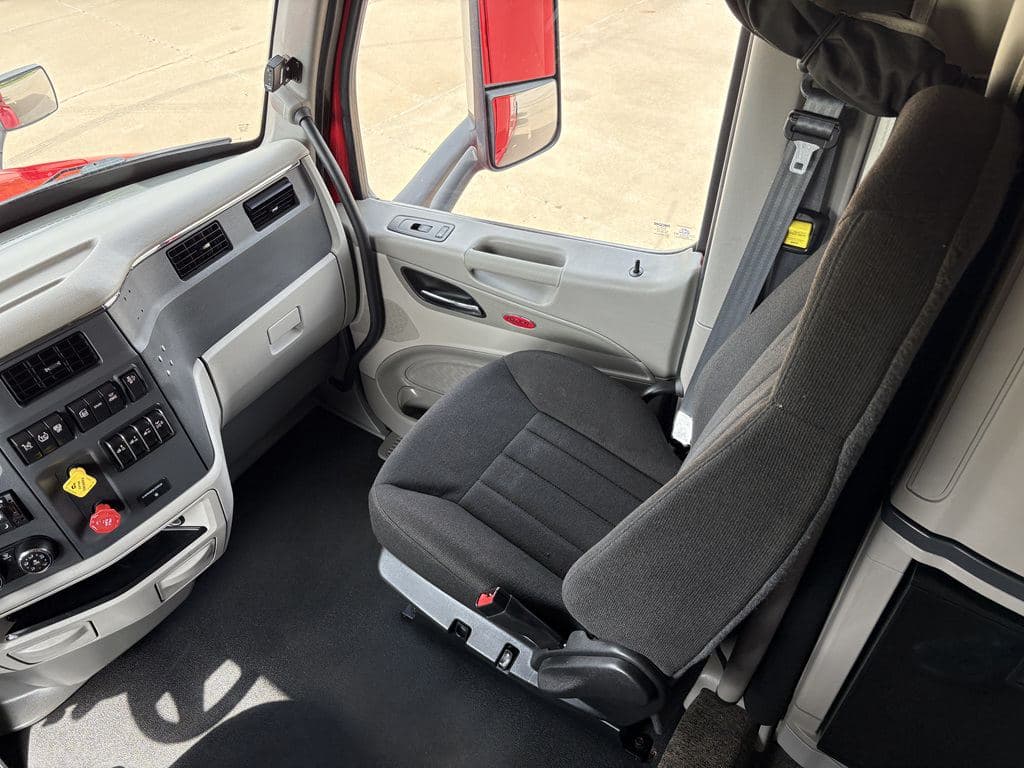 Used 2022 PETERBILT 579 image 18