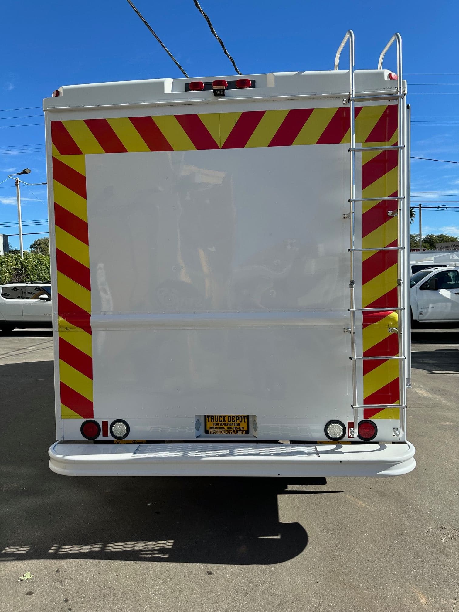 2002 WORKHORSE Step Van with Handicap Lift image 5