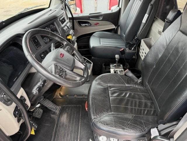 2023 Peterbilt 567 image 8